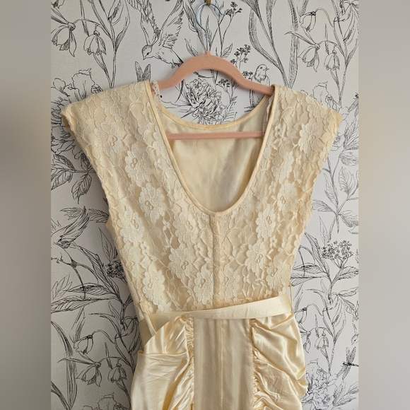 VINTAGE 80'S MERMAID BELTED LACE AND SATIN DRESS - Picture 8 of 14